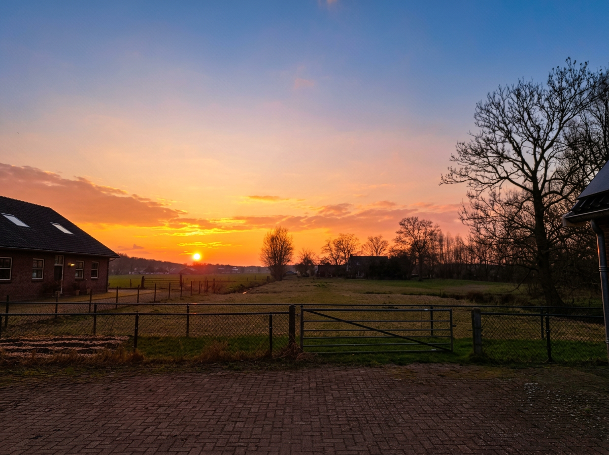 Zonsondergang over de weilanden aan de Wakkerendijk in Eemnes